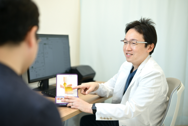 内視鏡を持つ医師