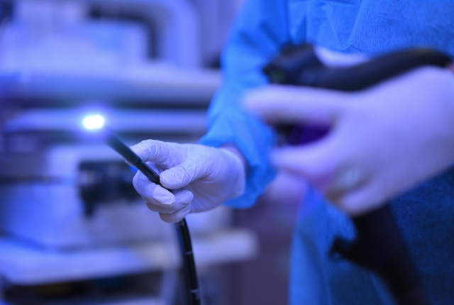 内視鏡を持つ医師