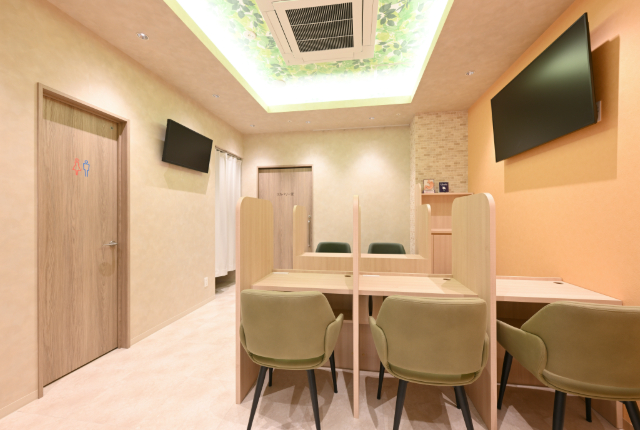 下剤を飲む男性